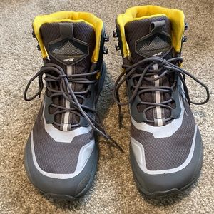 Fabulous pair of mens Altra Lone Peak all weather mid boots.